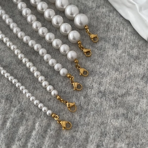 Detailed comparison of six sizes of round white pearl necklaces with gold clasps