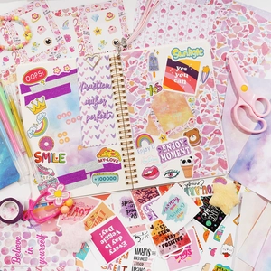 Kit scrapbook viola fai-da-te con taccuino a spirale, adesivi, penne e accessori