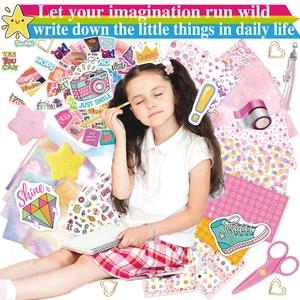 Kit scrapbooking fai-da-te per bambine con adesivi, carte colorate e forbici di sicurezza