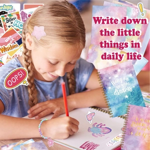 Set scrapbooking fai-da-te con quaderni a spirale, adesivi e braccialetto di perline