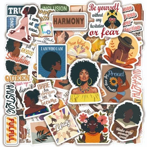 Detail von Aufklebern mit afroamerikanischen Frauenmotiven und inspirierenden Sprüchen
