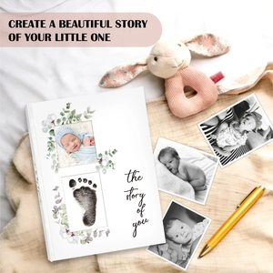 Elegantes Baby-Erinnerungsbuch mit story of you Titel und floralem Fußabdruck