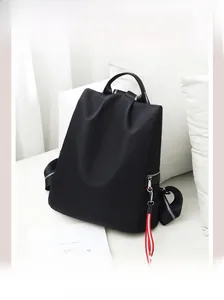 Detailansicht des schwarzen Nylon-Rucksacks mit wasserfestem Stoff und modischen Reißverschlüssen