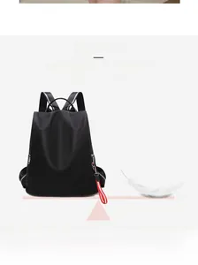 Leichter schwarzer Nylon-Rucksack mit Diebstahlschutz und rot-weißen Zierstreifen