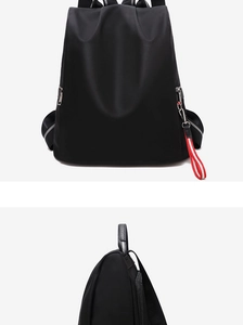 Detailansicht eines schwarzen Nylon Rucksacks mit Plissee Design und Seitenreißverschluss