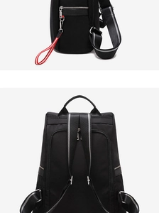 Detail eines wasserdichten Nylonrucksacks mit Seitenreißverschlüssen und roter Kordel