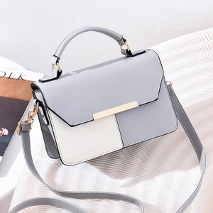 Sac à bandoulière carré bicolore gris et blanc avec détails métalliques dorés
