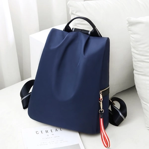 Wasserdichter dunkelblauer Nylon-Rucksack für Damen mit gestreiften Reißverschluss-Details