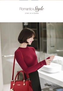 Détails du sac à main en cuir grainé rouge avec fermoir doré et pendentif en feuille