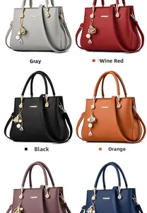 Détails de sacs en cuir grainé avec ferrures dorées et pendentif fleur en perles