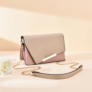 Bolso sobre minimalista con bloque de color caqui-rosa y correa de cadena dorada