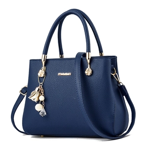 Sac à main bleu foncé motif litchi avec pendentif perle élégant et bandoulière amovible