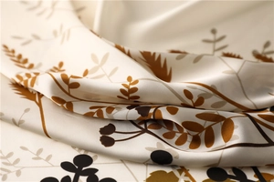Vue macro d'un foulard en soie avec des imprimés détaillés de pissenlits et feuilles