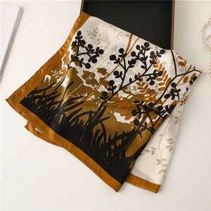 Carré de soie à motif végétal artistique présenté dans un coffret cadeau avec perles