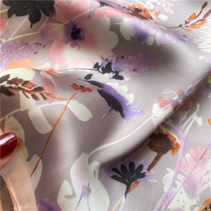 Vue macro détaillée du foulard en soie violet à fleurs de pissenlit et ourlet roulé
