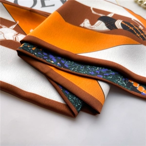 Détail macro d'un foulard en soie avec motifs équestres et texture satinée lisse