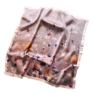 Élégant foulard en soie violette avec motifs floraux de pissenlit et texture satinée
