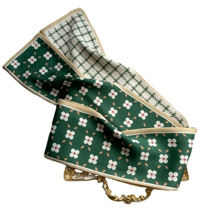 Double-sided skinny scarf with green floral pattern and beige houndstooth check print