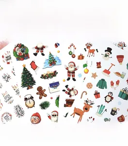 Detailansicht von Weihnachtsaufklebern mit Weihnachtsmann, Rentieren und Festtagssprüchen
