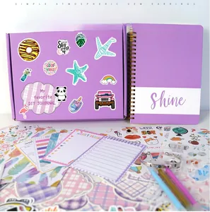 Détail du kit journal DIY avec carnet violet, autocollants et accessoires assortis