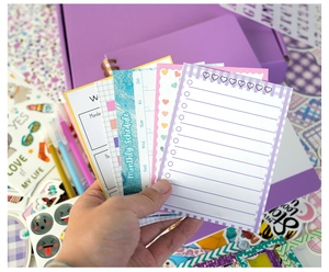 Vue détaillée du set journal DIY avec carnet violet, autocollants et papeterie