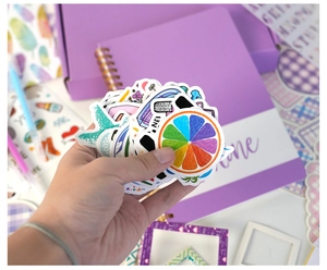 Gros plan d'autocollants colorés avec motifs arc-en-ciel et fruits pour le scrapbooking