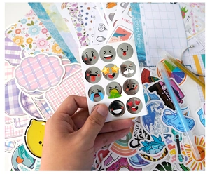 Vue détaillée d'autocollants emoji colorés et d'étiquettes de planning pour journal DIY