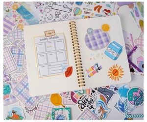 Vue détaillée du kit de stickers DIY pour journal avec planning et motifs violets