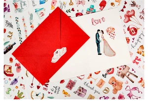 Flachbild-Ansicht eines romantischen Hochzeitskarten-Sets mit roten Umschlägen und Aufklebern