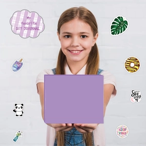 Fille tenant un kit journal DIY violet avec autocollants et carnet en boîte