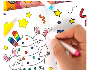 Gros plan d'un enfant coloriant un lapin de dessin animé sur un papier blanc