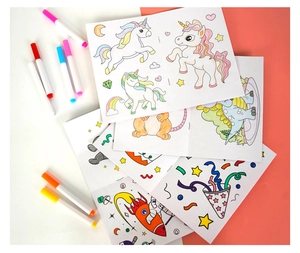 Mise à plat de cahiers de coloriage pour enfants avec motifs animaux et espace