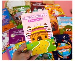 Gros plan du livre Candy World d'un ensemble de cahiers de coloriage pour enfants