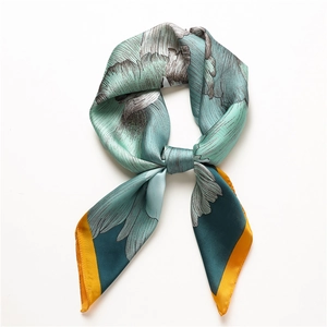 Carré en soie aux motifs de pivoines bleu sarcelle avec bordure jaune élégante en noeud