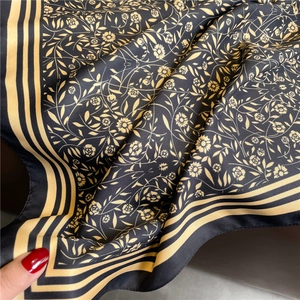 Châle en soie noir et or avec motif floral élégant et finition satinée pour femmes