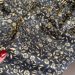 Vue macro détaillée de la texture du foulard en soie avec motif floral élégant bleu marine