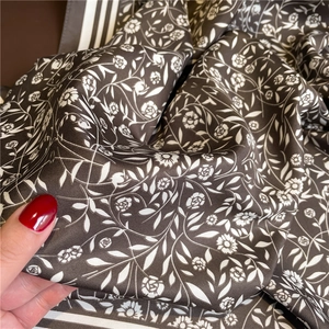Vue détaillée d'un foulard en soie à imprimé floral avec motifs de vigne blancs