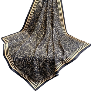 Carré de soie noir élégant de 90cm avec motifs floraux dorés et détails de bordure fins
