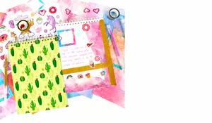 Detail eines DIY-Journal-Sets mit Notizbüchern, bunten Aufklebern und Einhorn-Briefpapier
