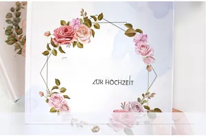 Détail du livre d'or de mariage avec dorure à l'or et motif floral de roses roses