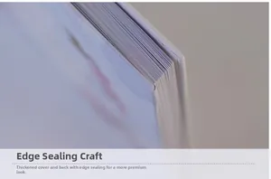 Détail macro des bords renforcés du livre et de la couverture lavande avec papier lisse