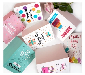 Flache Ansicht bunter Geburtstagskarten mit Torten-, Ballon- und Geschenk-Motiven