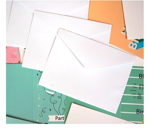 Klassische weiße Papierumschläge mit Dreieckslasche für Geburtstagskarten und Einladungen