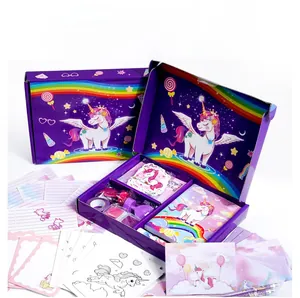 Vue détaillée du set de journal DIY licorne violette avec carnet, tampons et stickers