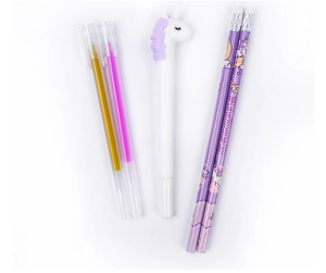Vue détaillée du set de papeterie licorne comprenant des stylos gel et des crayons