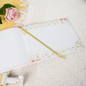 Bloemen gastenboek met goudfolie accenten en lintwijzer voor bruiloften en feesten