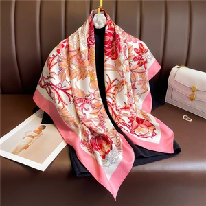 Carré de soie de 90cm avec motif floral artistique et bordure rose sur fond de cuir
