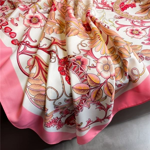 Détail d'un foulard en soie aux motifs floraux rétro avec bordures roses roulées