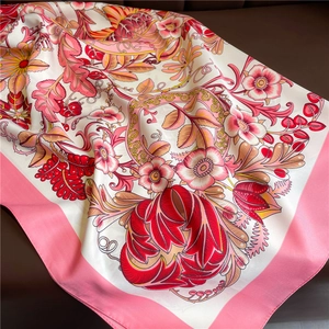 Gros plan d'un foulard en soie haut de gamme aux motifs floraux et finition satinée