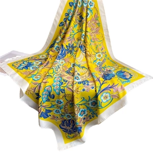 Carré de soie aux motifs floraux jaunes avec bordure blanche pour femmes élégantes